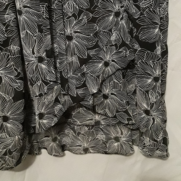 🦋Flowy cap sleeve faux wrap dress - Picture 2 of 6